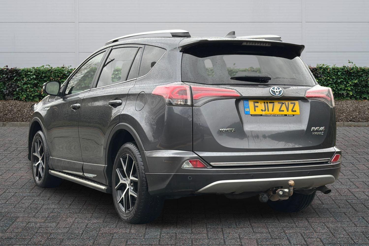 Used Toyota RAV4 2017 for sale - 76888232: Photo 2