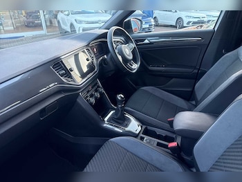 Used Volkswagen T-Roc 2021 for sale - 76350503: Photo