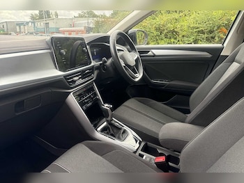 Used Volkswagen T-Roc 2023 for sale - 75842615: Photo