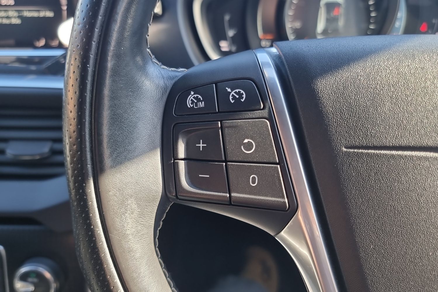 Used Volvo V40 2017 for sale - 77941572: Photo 15