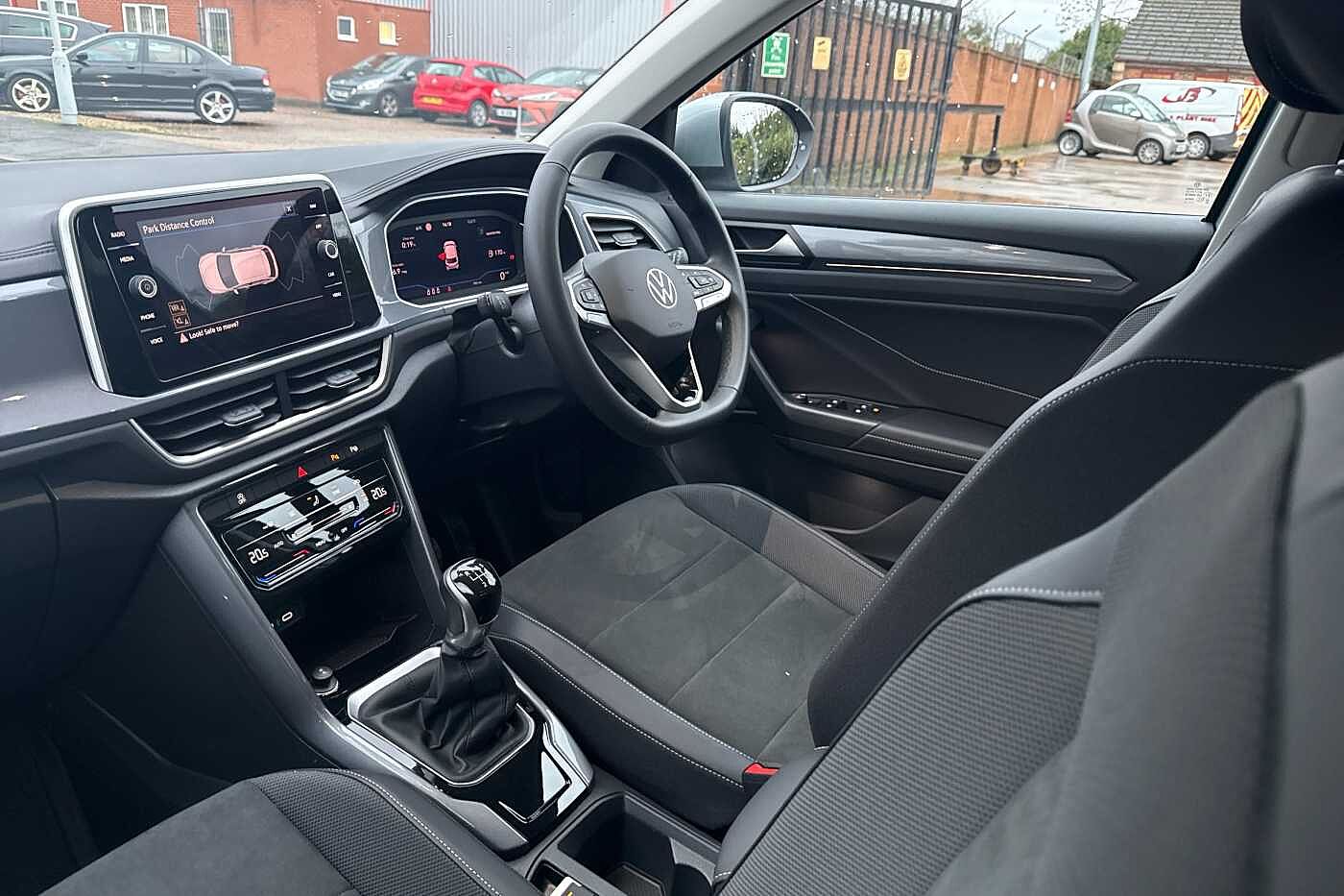 Used Volkswagen T-Roc 2024 for sale - 76800766: Photo 2