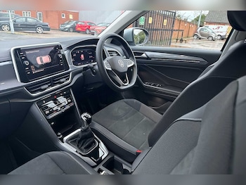 Used Volkswagen T-Roc 2024 for sale - 76800766: Photo