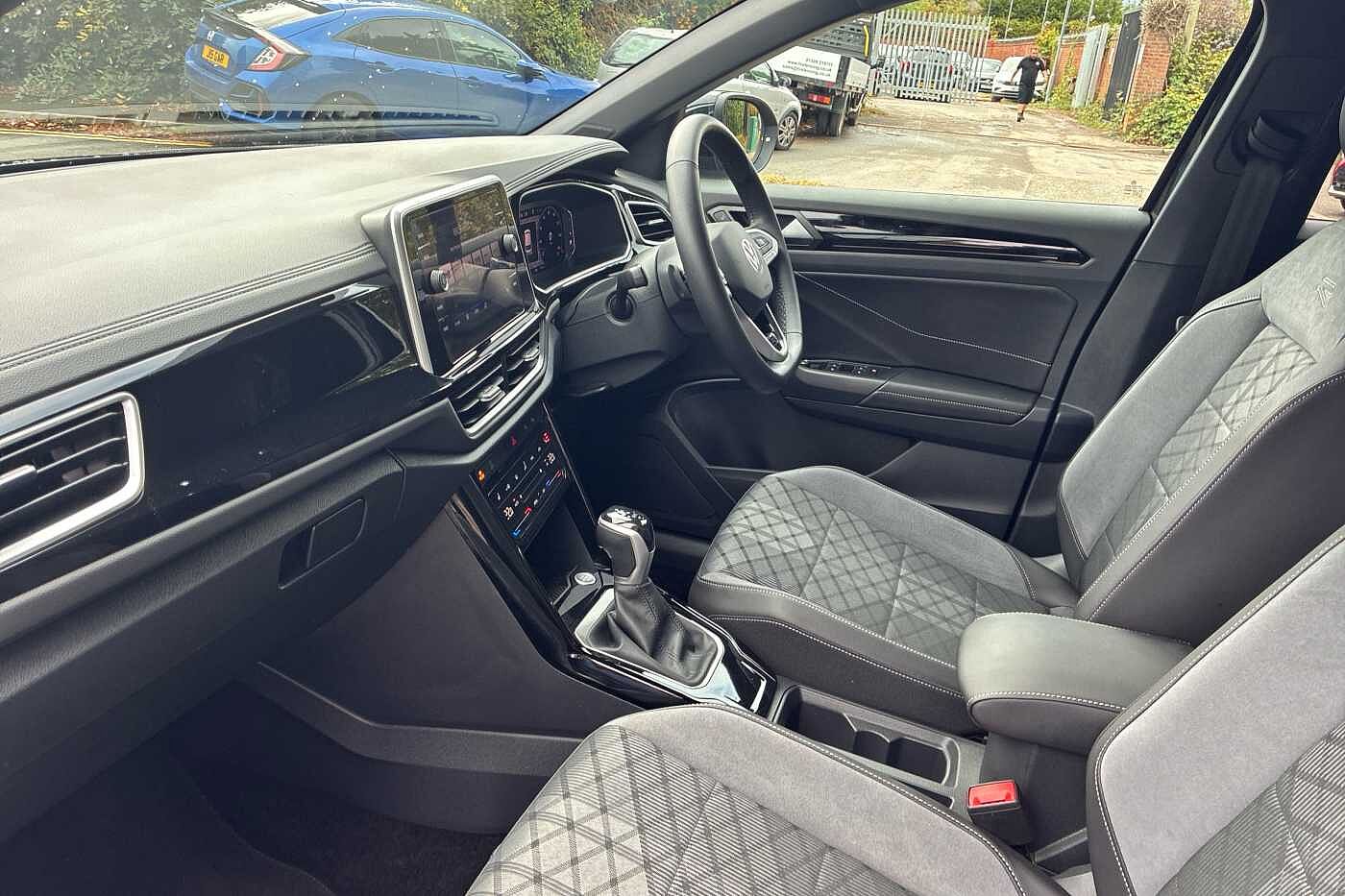 Used Volkswagen T-Roc 2024 for sale - 76110762: Photo 2