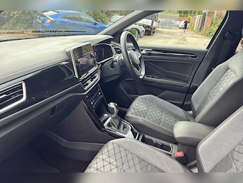 Used Volkswagen T-Roc 2024 for sale - 76110762: Photo 2