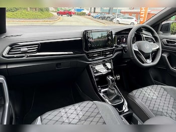 Used Volkswagen T-Roc 2025 for sale - 76110620: Photo 2