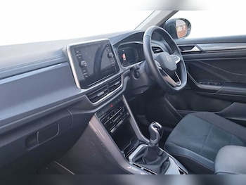 Used Volkswagen T-Roc 2024 for sale - 76837820: Photo