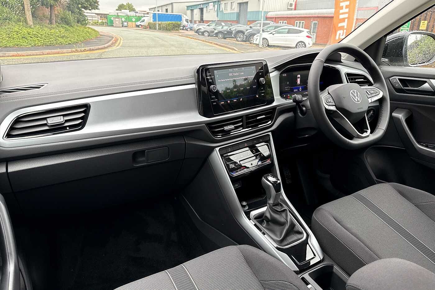 Used Volkswagen T-Roc 2025 for sale - 76110614: Photo 2