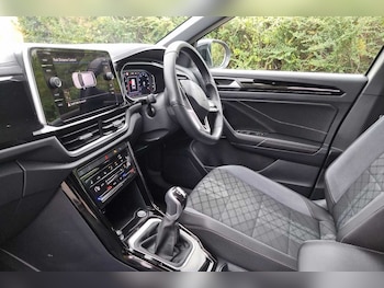 Used Volkswagen T-Roc 2022 for sale - 76111457: Photo 2