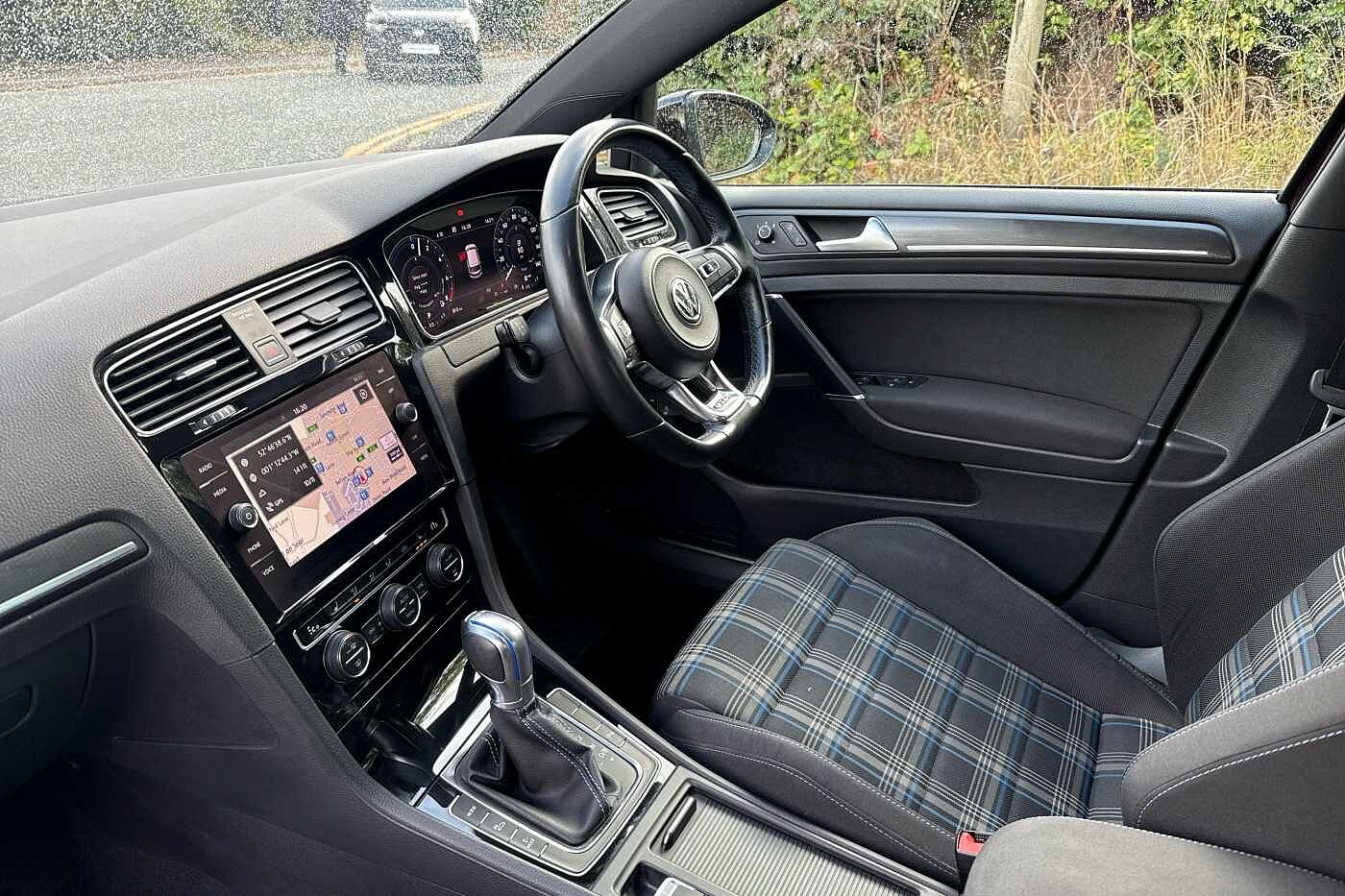 Used Volkswagen Golf 2018 for sale - 76110505: Photo 2