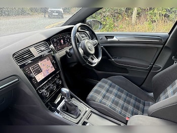 Used Volkswagen Golf 2018 for sale - 76110505: Photo 2