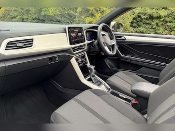 Used Volkswagen T-Roc 2023 for sale - 76350508: Photo