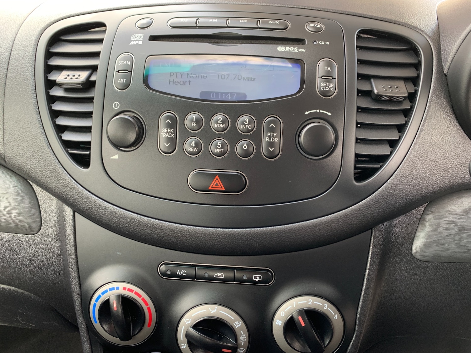 Used Hyundai i10 2013 for sale - 76709617: Photo 16