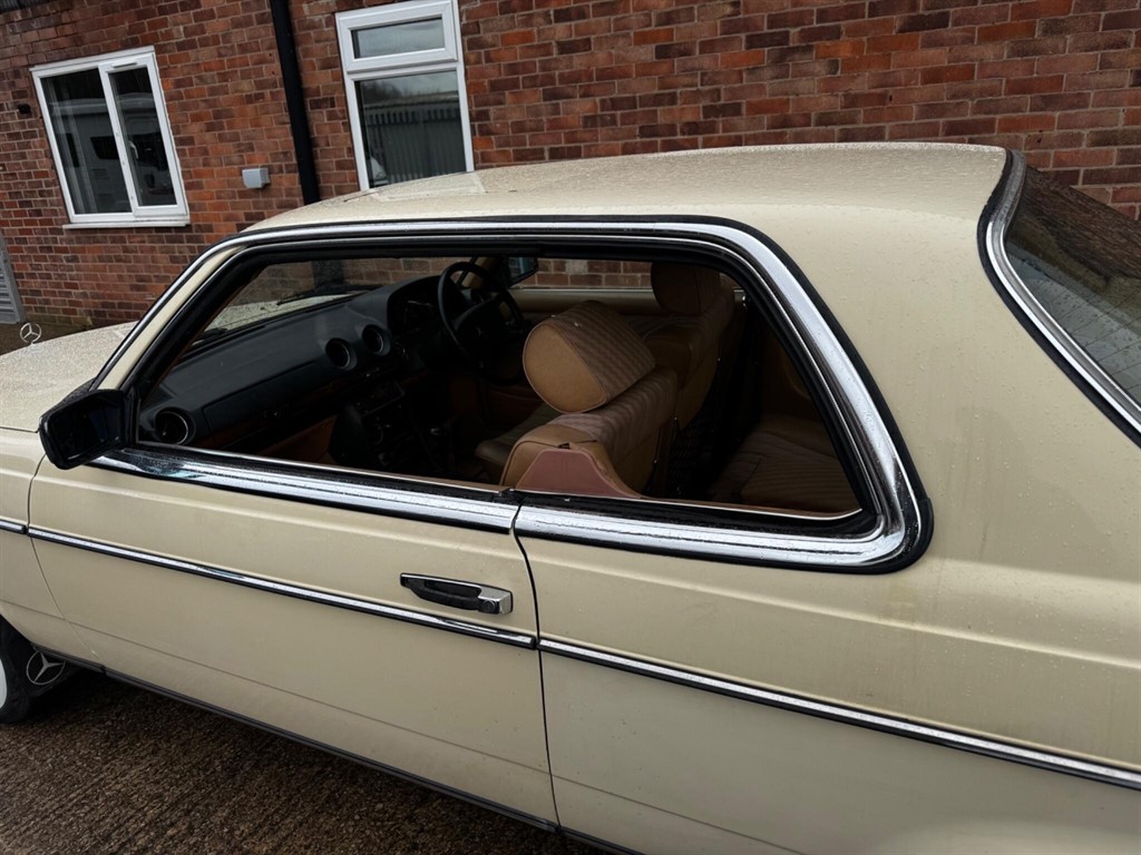 Used Mercedes-Benz C Class 1982 for sale - 77619495: Photo 3