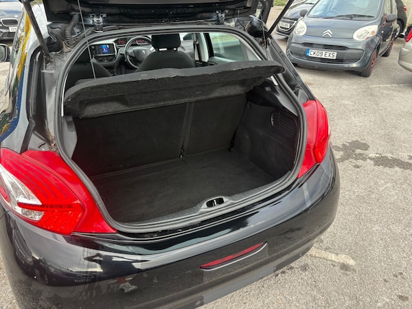 Used Peugeot 208 2014 for sale - 76184173: Photo 16