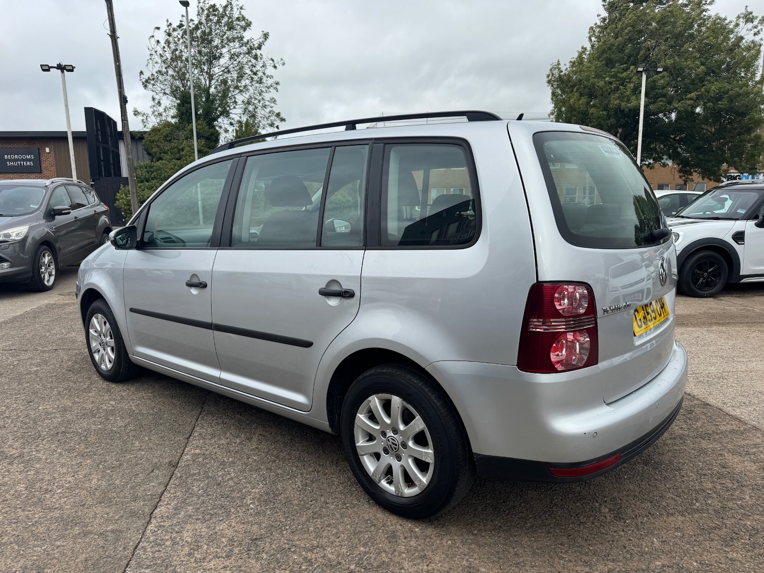Used Volkswagen Touran 2009 for sale - 76022690: Photo 2