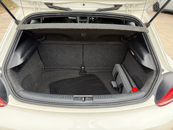 Used Volkswagen Scirocco 2011 for sale - 76078902: Photo 11