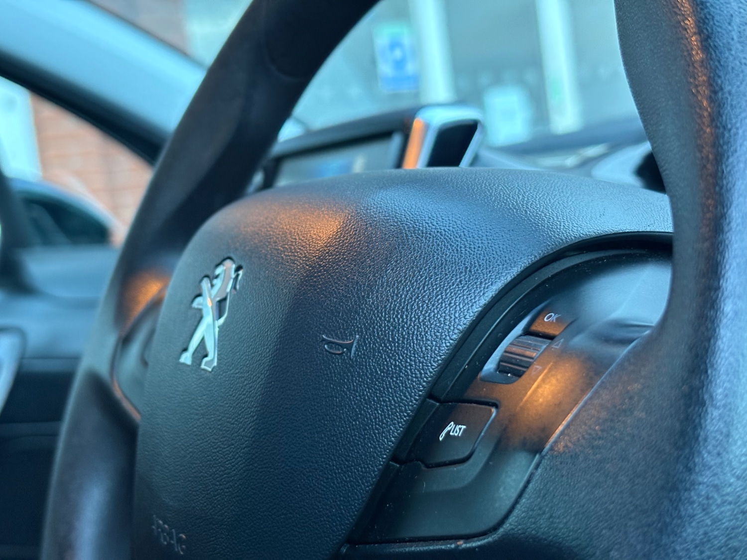 Used Peugeot 208 2014 for sale - 76363132: Photo 24