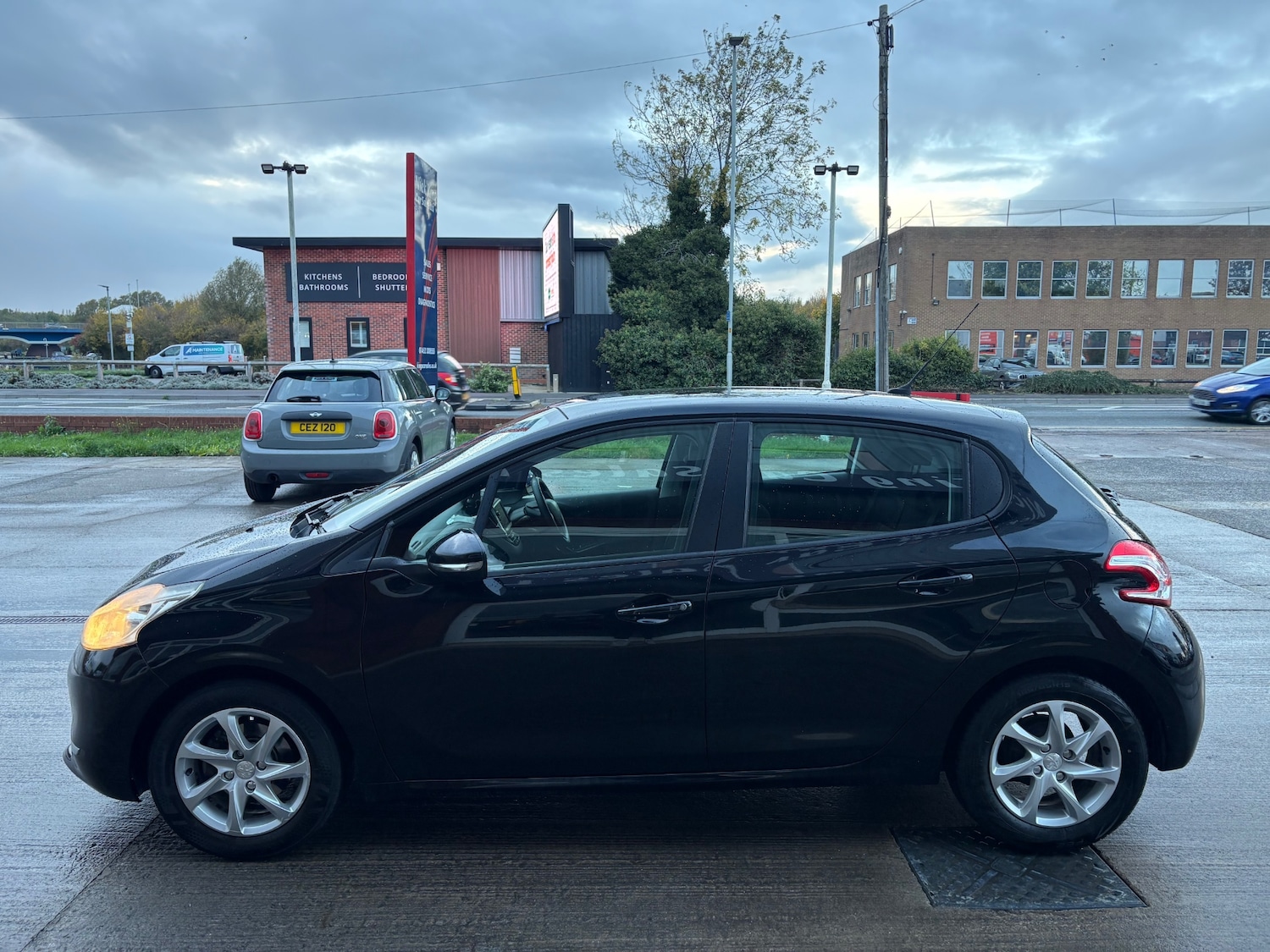 Used Peugeot 208 2014 for sale - 76363132: Photo 4