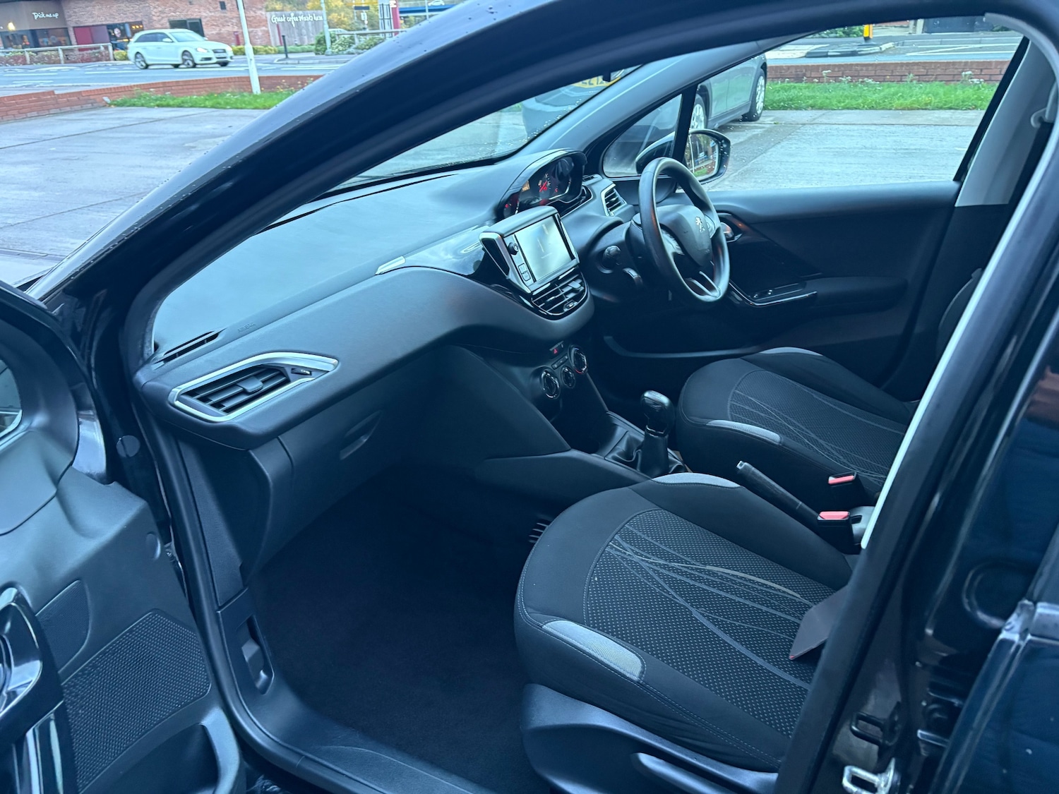 Used Peugeot 208 2014 for sale - 76363132: Photo 8