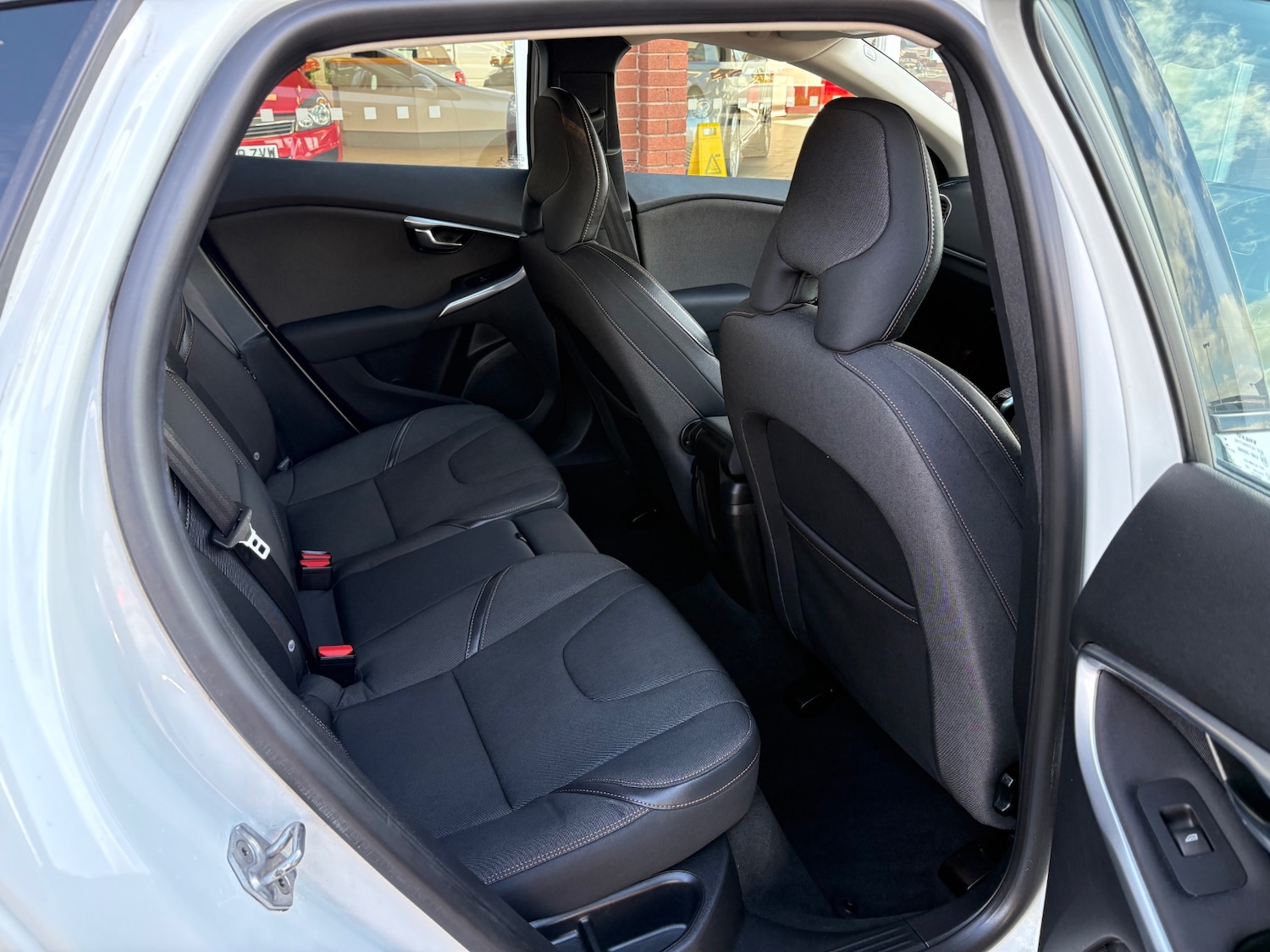 Used Volvo V40 2015 for sale - 76316375: Photo 12