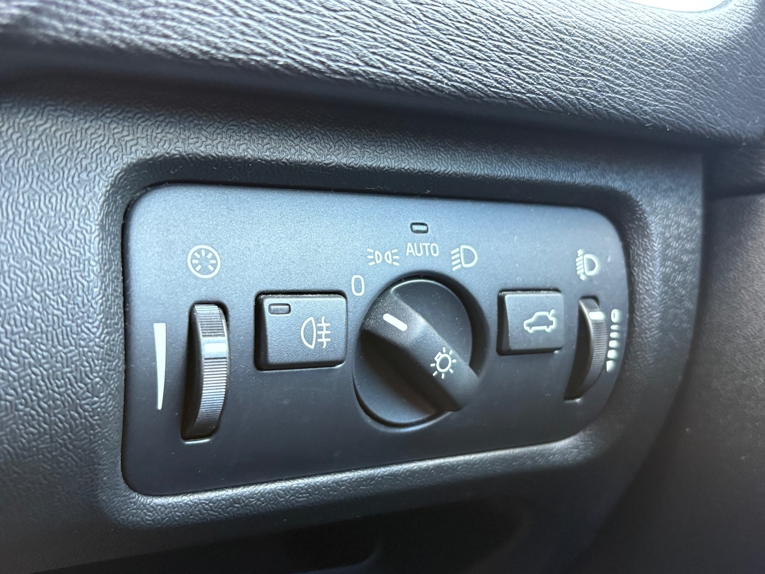 Used Volvo V40 2015 for sale - 76316375: Photo 19