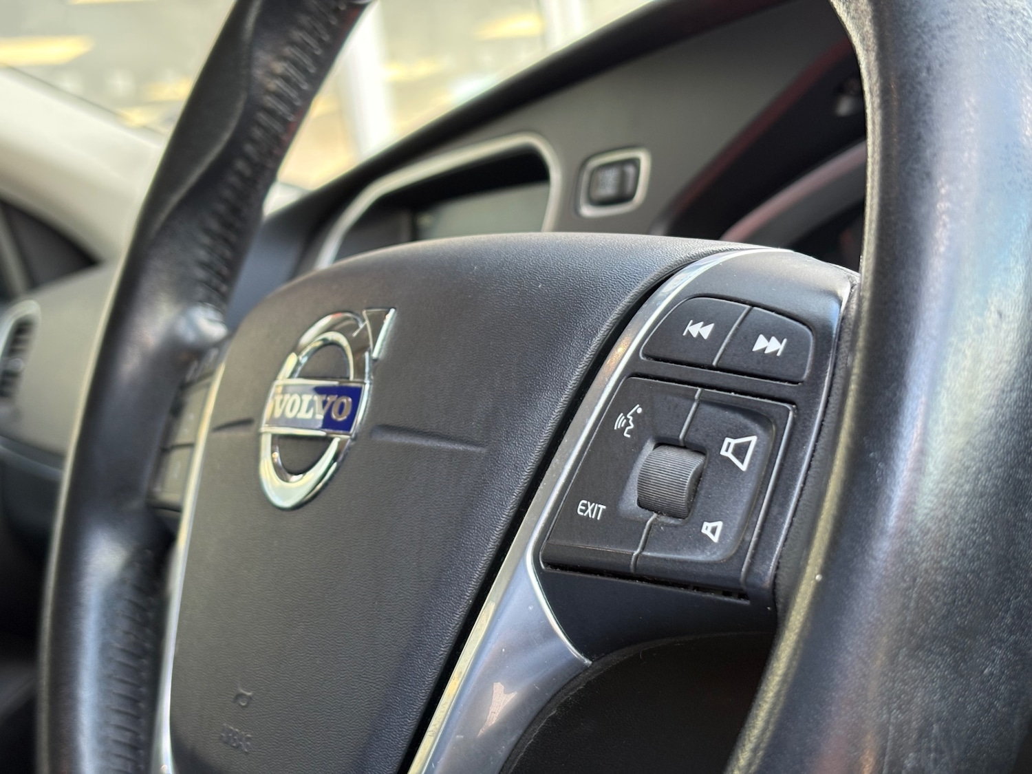 Used Volvo V40 2015 for sale - 76316375: Photo 23