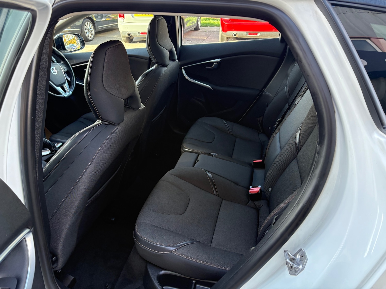 Used Volvo V40 2015 for sale - 76316375: Photo 8