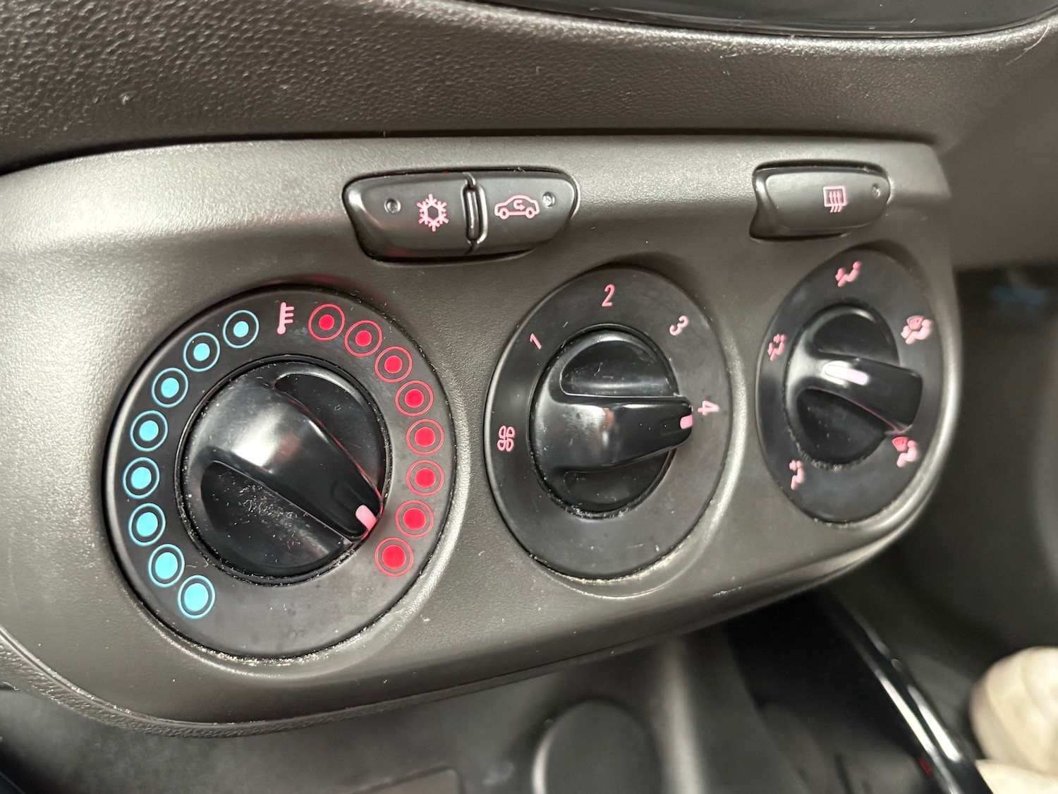 Used Vauxhall ADAM 2015 for sale - 77502918: Photo 17