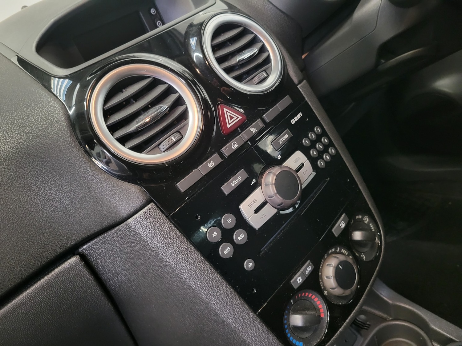 Used Vauxhall Corsa 2014 for sale - 77107610: Photo 51