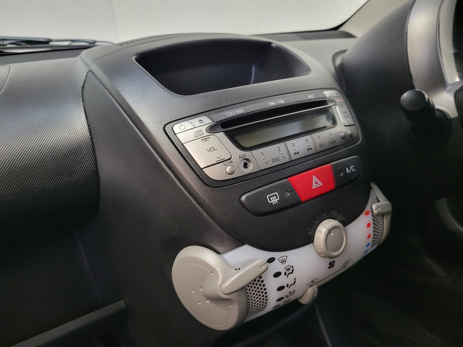 Used Peugeot 107 2013 for sale - 76637465: Photo 40