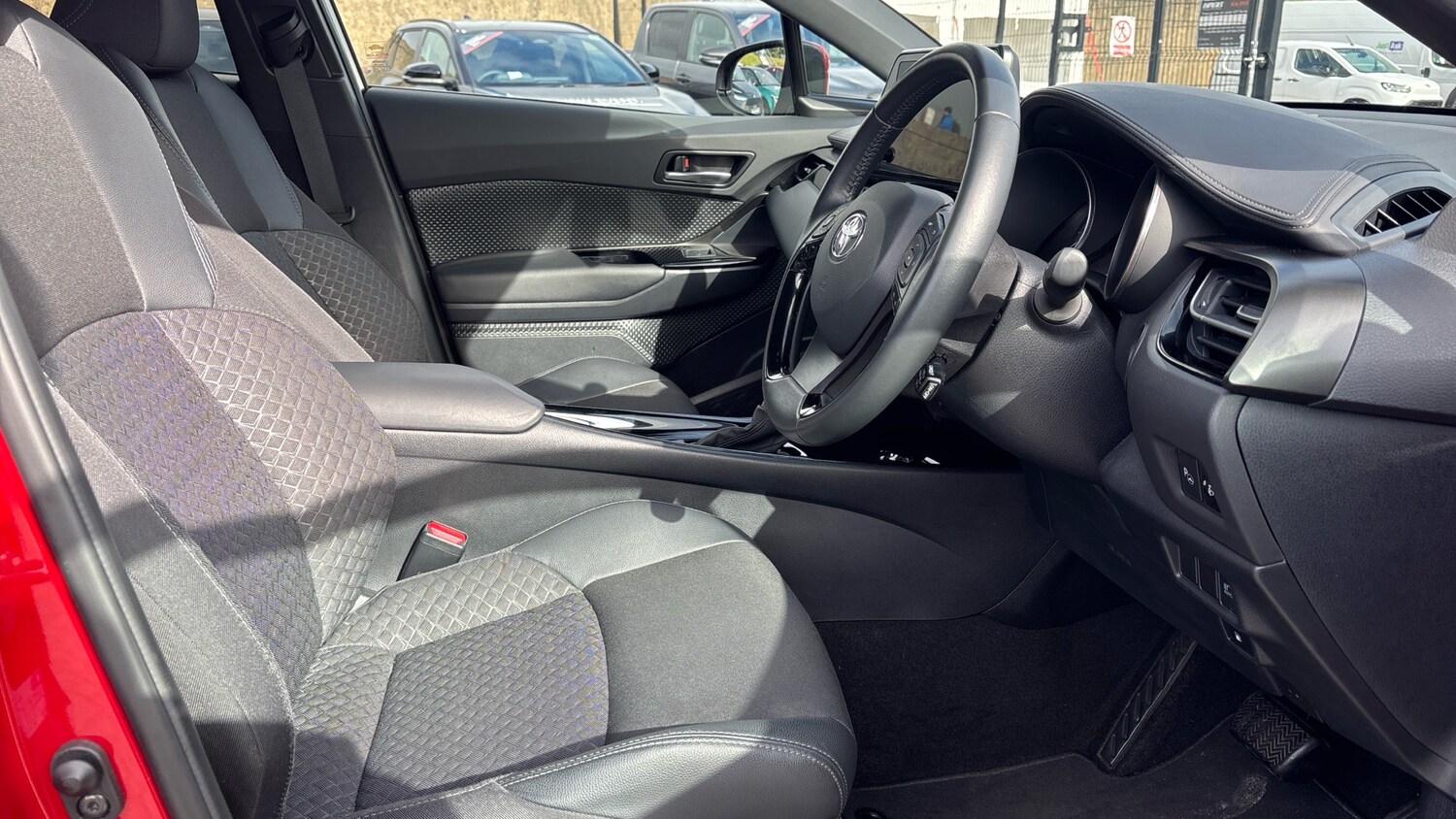 Used Toyota C-HR 2023 for sale - 77963100: Photo 11