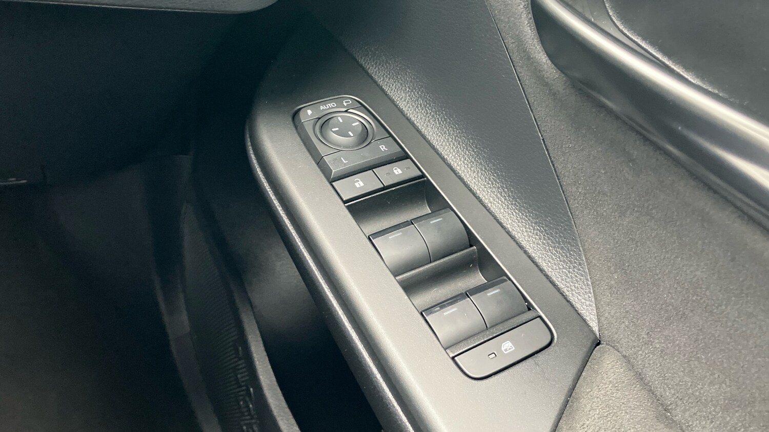 Used Toyota C-HR 2024 for sale - 75700219: Photo 31