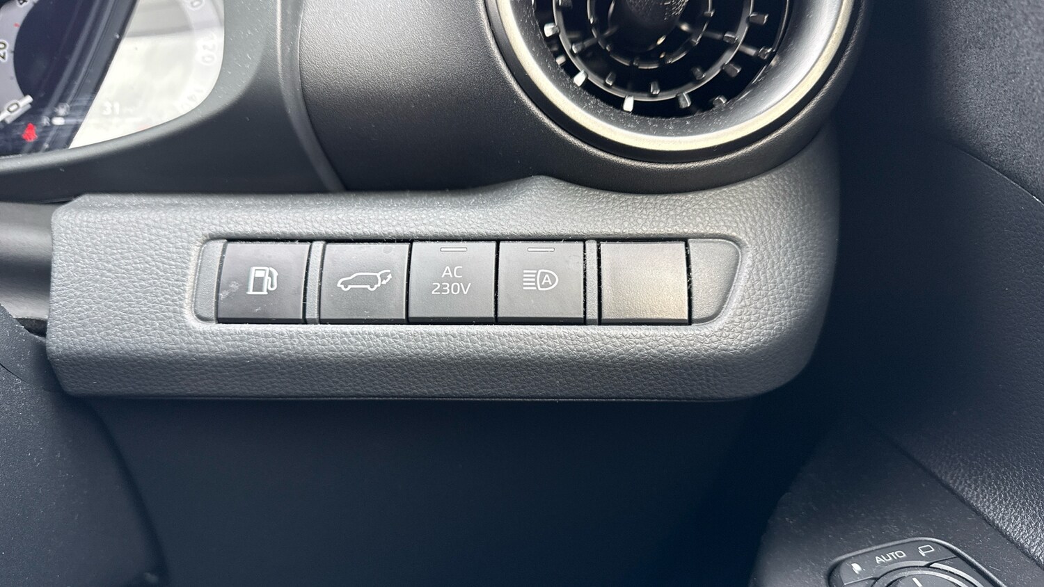 Used Toyota C-HR 2024 for sale - 77639128: Photo 34