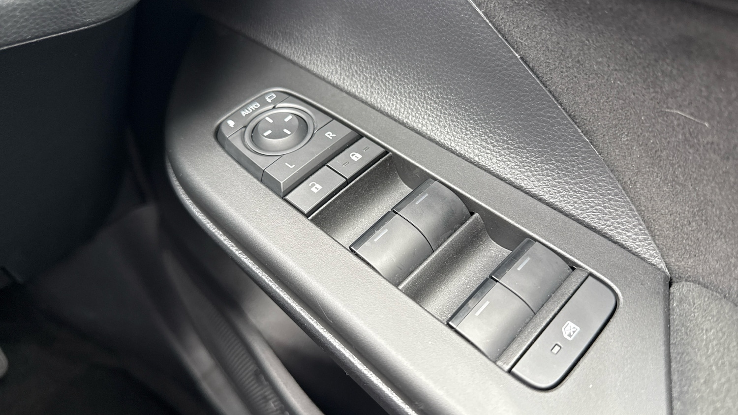 Used Toyota C-HR 2025 for sale - 76578464: Photo 42