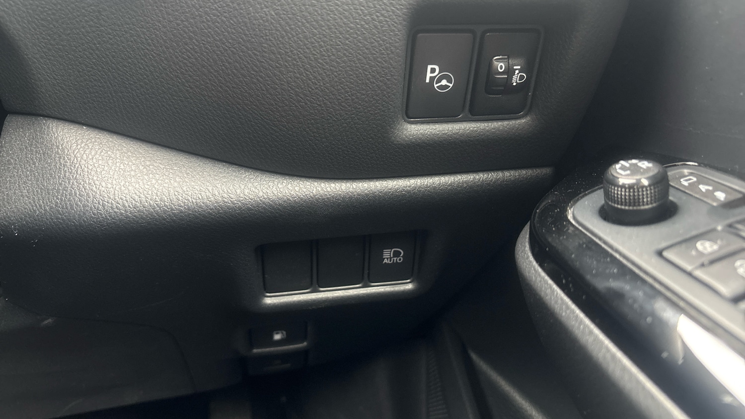 Used Toyota C-HR 2020 for sale - 76159870: Photo 34