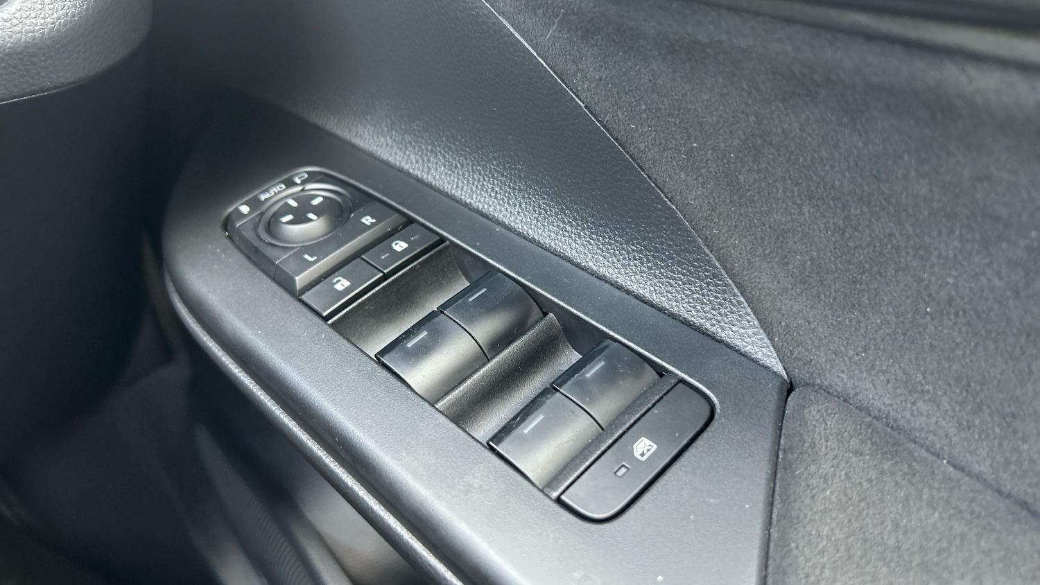 Used Toyota C-HR 2025 for sale - 76473956: Photo 40