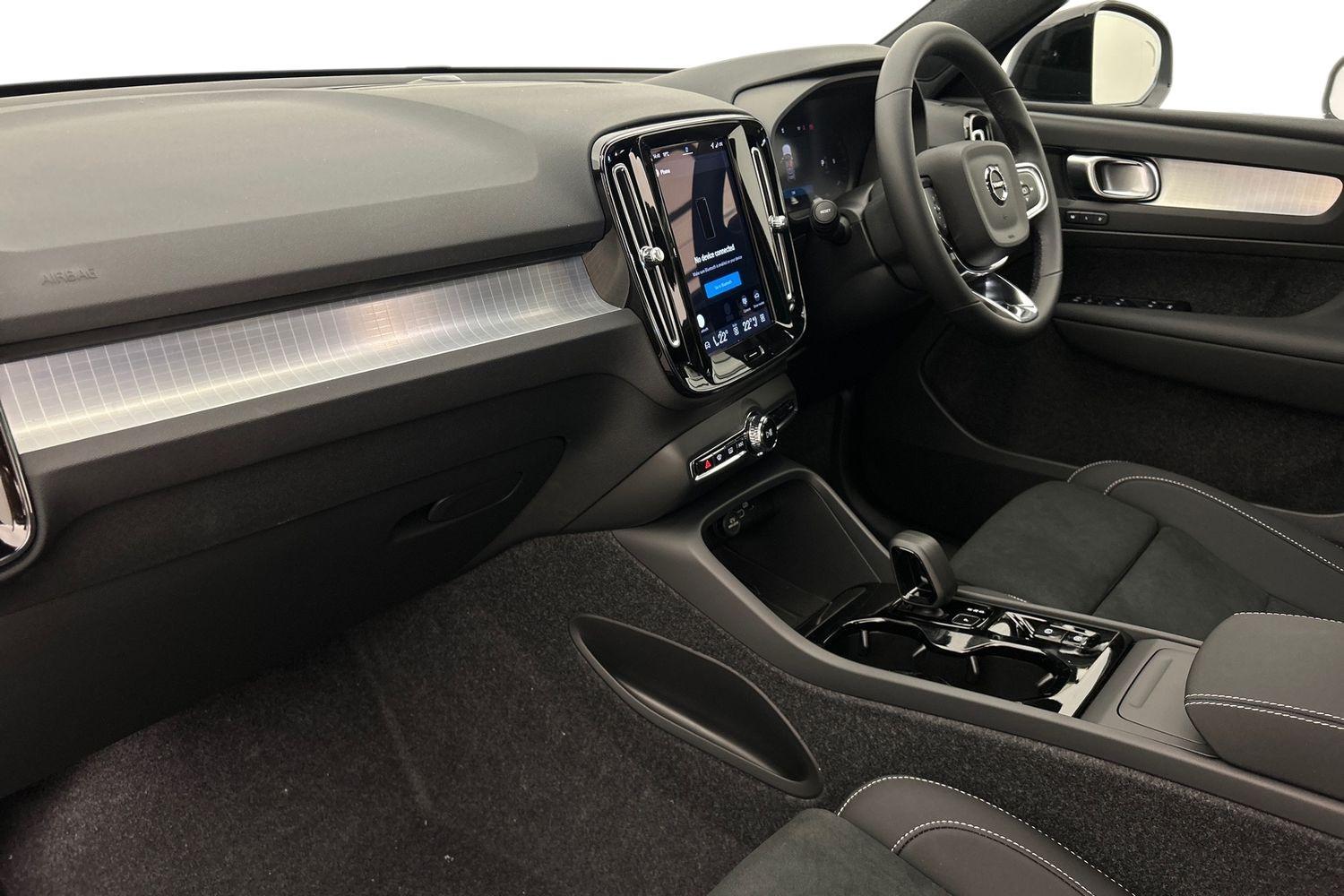 Used Volvo XC40 2025 for sale - 76024360: Photo 2