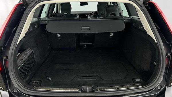 Used Volvo V60 2022 for sale - 76201214: Photo 5