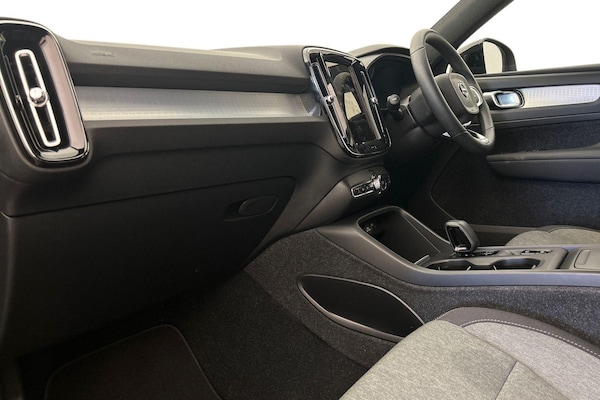 Used Volvo XC40 2023 for sale - 75601049: Photo 2