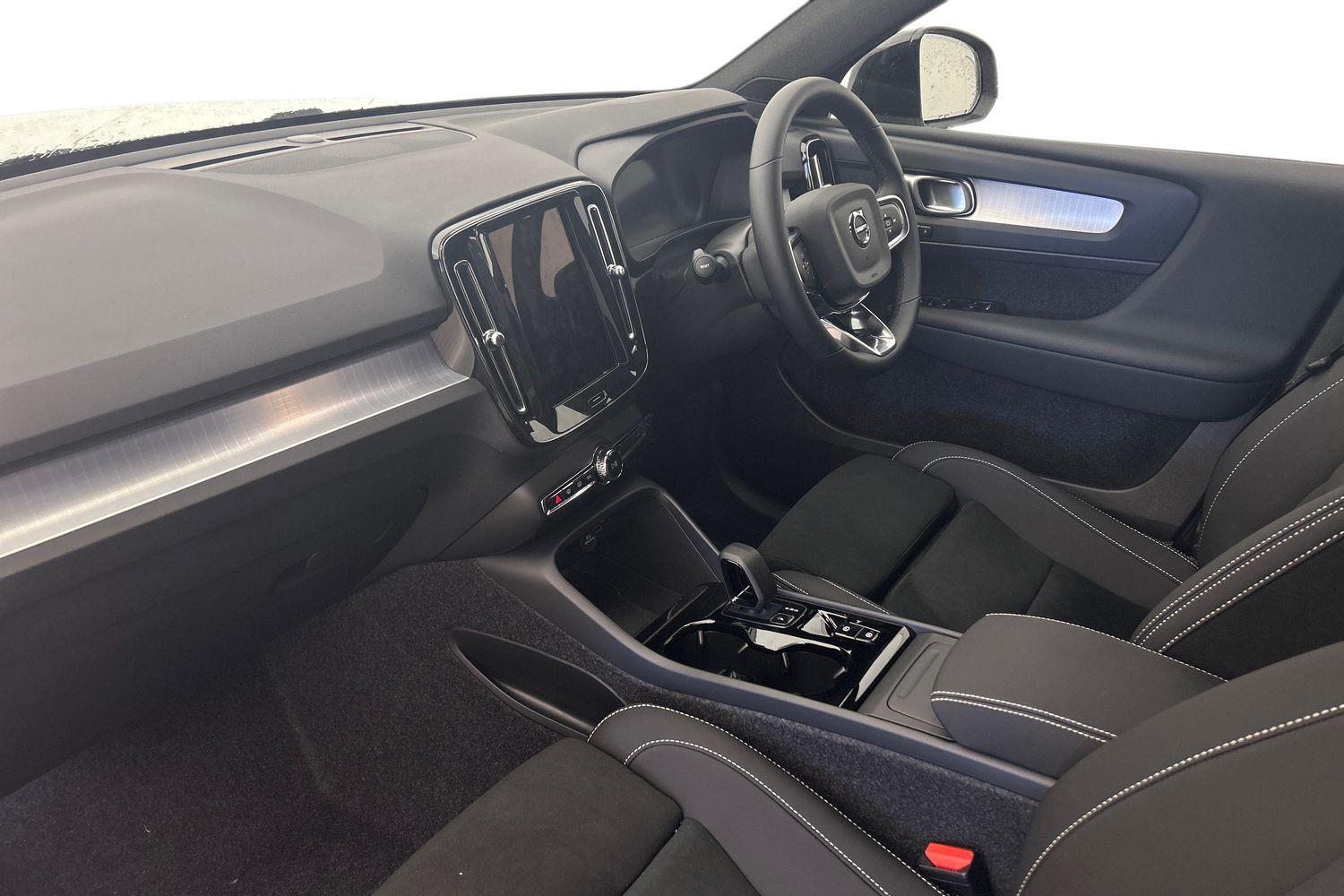 Used Volvo XC40 2025 for sale - 76024717: Photo 2