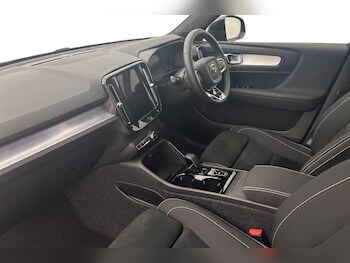 Used Volvo XC40 2025 for sale - 76020596: Photo 2