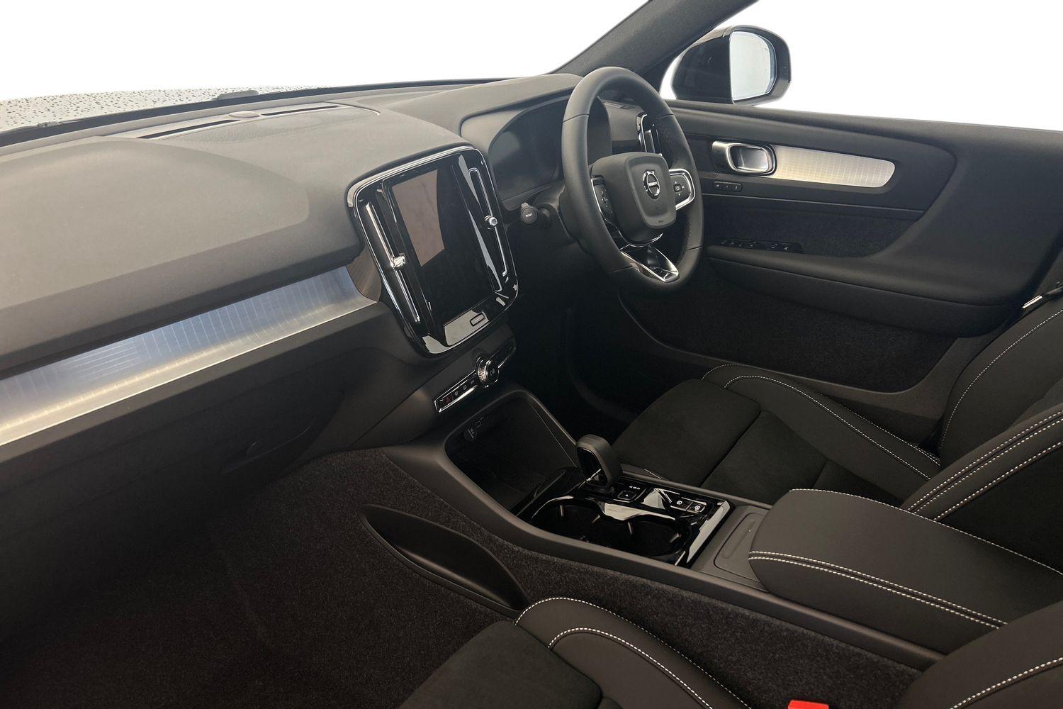 Used Volvo XC40 2025 for sale - 76020738: Photo 2