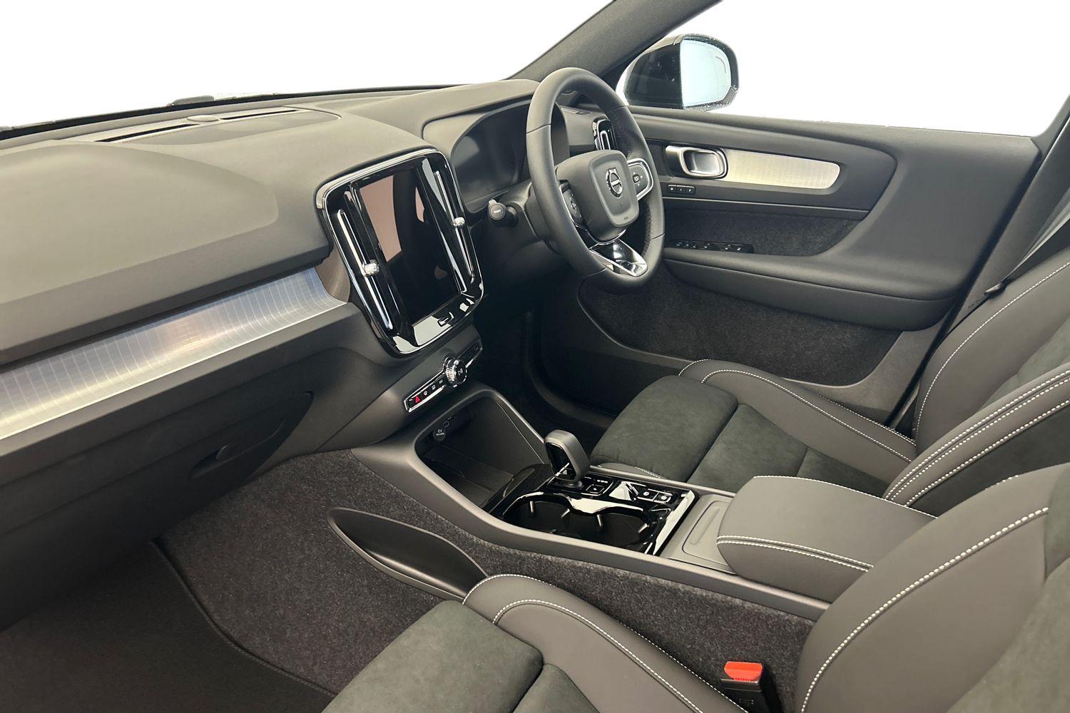 Used Volvo XC40 2025 for sale - 76152561: Photo 2