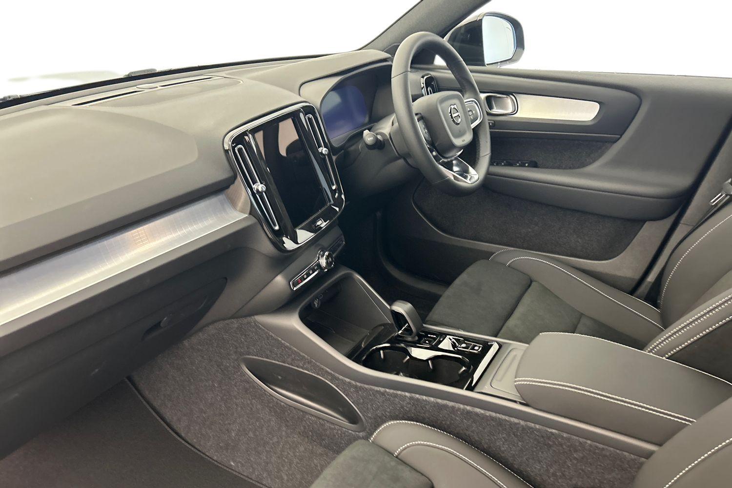Used Volvo XC40 2025 for sale - 76158668: Photo 2