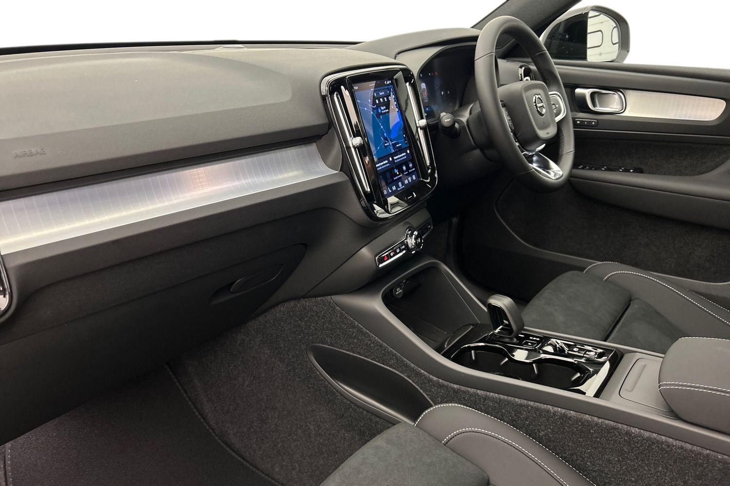 Used Volvo XC40 2025 for sale - 76024843: Photo 2