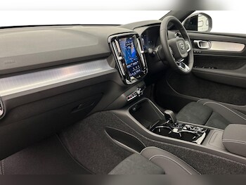 Used Volvo XC40 2025 for sale - 76024843: Photo 2