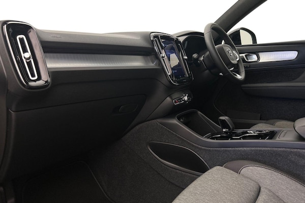 Used Volvo XC40 2023 for sale - 75601085: Photo 2