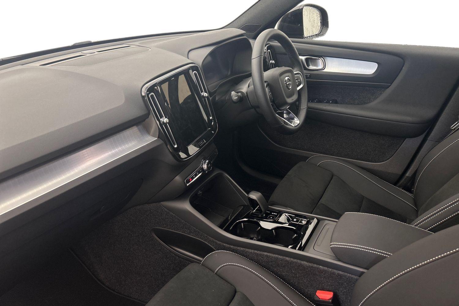Used Volvo XC40 2025 for sale - 76012889: Photo 2