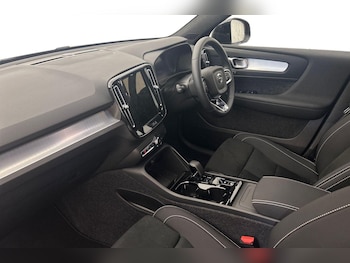Used Volvo XC40 2025 for sale - 76012889: Photo 2