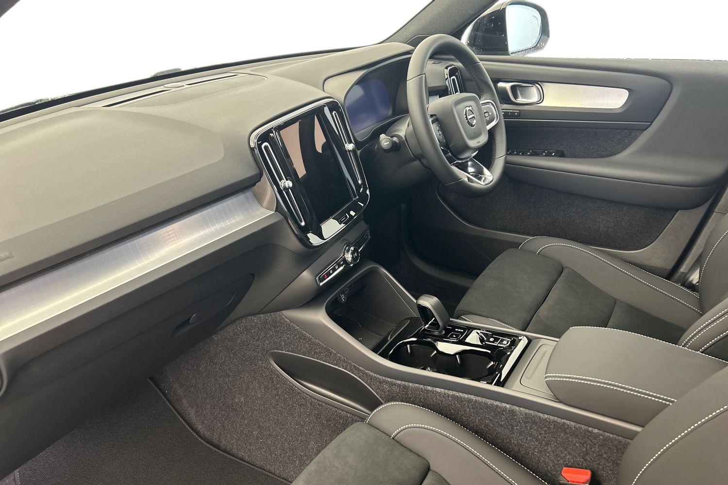 Used Volvo XC40 2025 for sale - 76152630: Photo 2